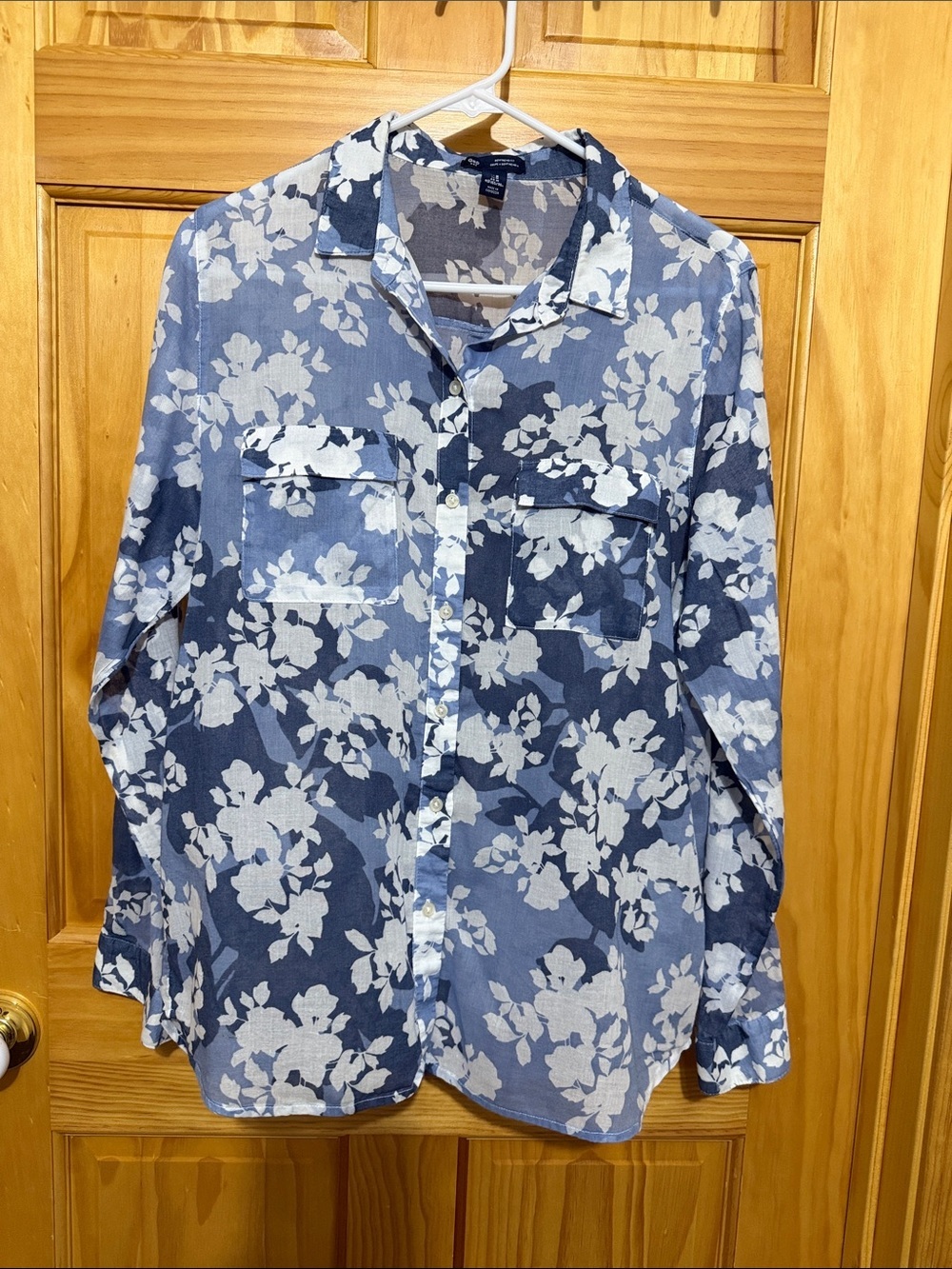 GAP Boyfriend Fit Blue and White Floral Button-Up Long Sleeve Blouse, Size M